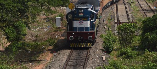 Поезд на железнодорожном пути. Архивное фото - Sputnik Кыргызстан