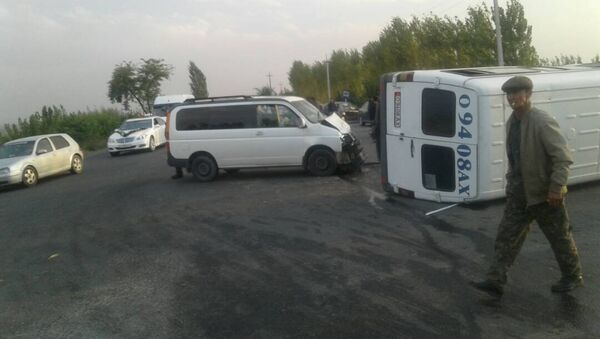 В Кара-Сууйском районе Ошской области перевернулся микроавтобус с учениками средней школы - Sputnik Кыргызстан