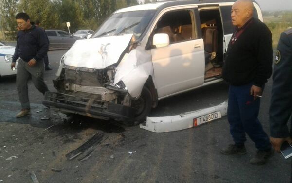 ДТП произошло 3 октября в 18.00 в селе Шарк. Микроавтобус марки Mercedes Benz 313, перевозивший 15 учеников из школы в Оше в село Фуркат, столкнулся с авто марки Honda Stepwagon и перевернулся - Sputnik Кыргызстан