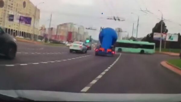 Грузовик и троллейбус столкнулись в Минске — ДТП попало на видео - Sputnik Кыргызстан