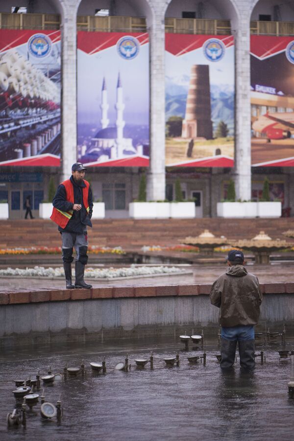 Именно эти люди помогают поддерживать чистоту в нашем городе в жару, дождь и снег - Sputnik Кыргызстан