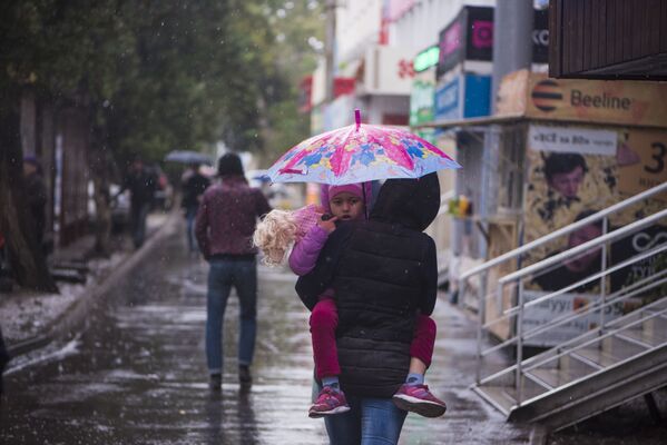 Подожди, дожди, дожди… В общем, такая погода — это повод не только для зонтов и шарфиков, можно дополнить свой плейлист хорошим песнями - Sputnik Кыргызстан