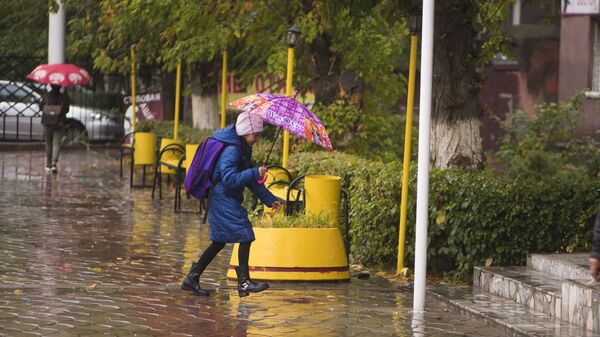 Девочка с зонтом идет по улице. Архивное фото - Sputnik Кыргызстан