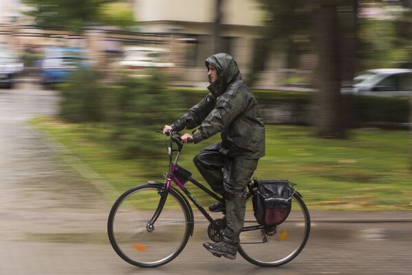 Вот это выдержка, вот это стержень, даже в дождь на велосипеде - Sputnik Кыргызстан
