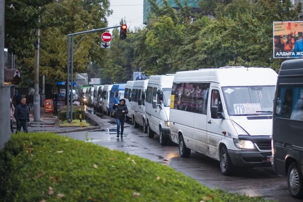 Вереница микроавтобусов по улице Киевской в Бишкеке - Sputnik Кыргызстан