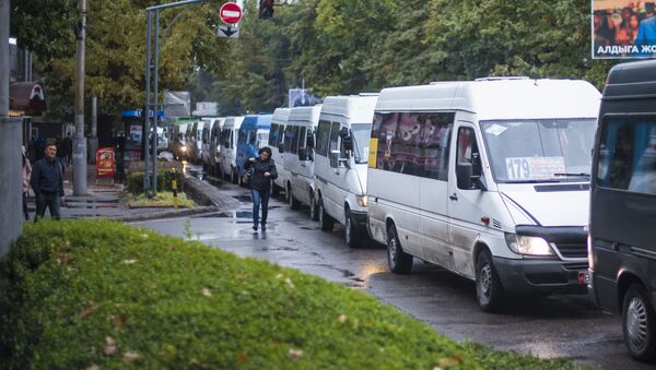Вереница микроавтобусов по улице Киевской в Бишкеке - Sputnik Кыргызстан