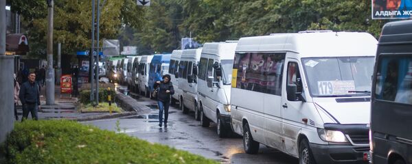 Маршрутки на одной из улиц Бишкека. Архивное фото - Sputnik Кыргызстан