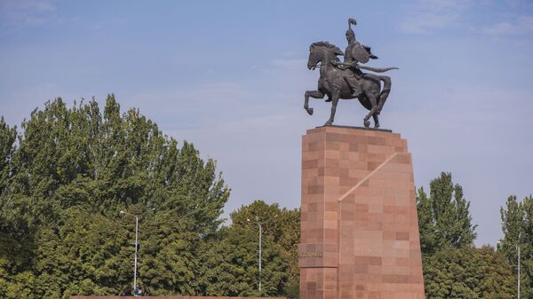 Памятник Манасу Великодушному на площади Ала-Тоо в Бишкеке. Архивное фото - Sputnik Кыргызстан