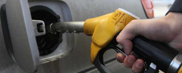 Заправка машины на одной из автозаправочных станций. Архивное фото - Sputnik Кыргызстан
