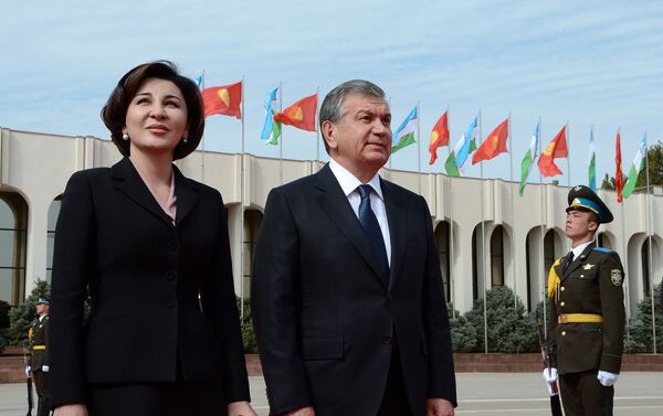 В аэропорту Ташкента Атамбаева и его супругу встретили глава Узбекистана Шавкат Мирзиёев и первая леди Зироатхон Хошимова - Sputnik Кыргызстан