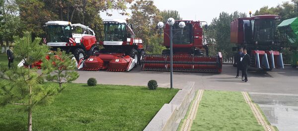 Кыргызстандын президенти Алмазбек Атамбаевдин Өзбекстанга болгон мамлекеттик сапарынын алкагында Ташкент шаарында эки өлкөнүн өнөр жай товарларынын көргөзмөсү өттү - Sputnik Кыргызстан