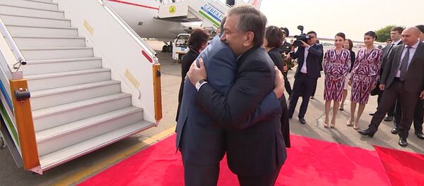 Кучак толо гүл, суйкайган кыздар. Атамбаевдин Өзбекстанга сапары кантип башталды - Sputnik Кыргызстан