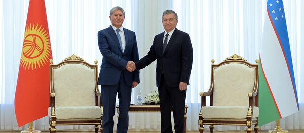 Президента Кыргызской Республики Алмазбек Атамбаев с главой государства Узбекистан Шавкатом Мирзиёевым на официальной церемонии встречи в резиденции Куксарой Президента Кыргызской Республики Алмазбек Атамбаев с главой государства Узбекистан Шавкатом Мирзиёевым на официальной церемонии встречи в резиденции Куксарой - Sputnik Кыргызстан
