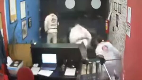 Грабитель нарвался на 15 борцов во время налета — видео из Бразилии - Sputnik Кыргызстан