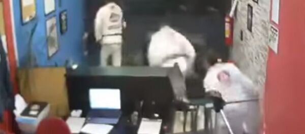 Грабитель нарвался на 15 борцов во время налета — видео из Бразилии - Sputnik Кыргызстан