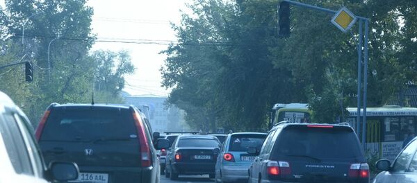 Автомобили на одной из улиц Бишкека. Архивное фото - Sputnik Кыргызстан