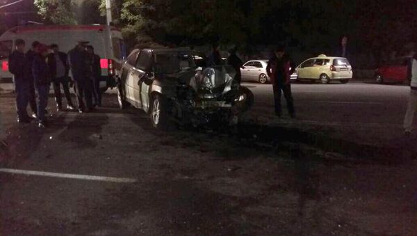 На проспекте Чингиза Айтматова в Бишкеке сегодня около 4.00 водитель Lexus попал в ДТП - Sputnik Кыргызстан