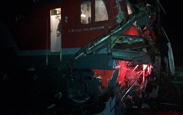 По предварительным данным, пассажирский автобус выехал на железнодорожное полотно и столкнулся с рейсовым составом. Первоначально сообщалось о 14 погибших - Sputnik Кыргызстан