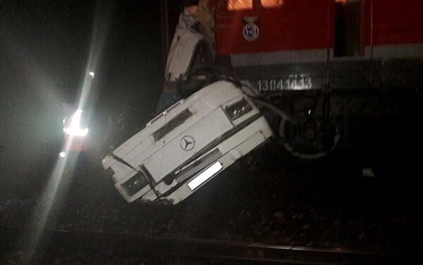Во Владимирской области РФ автобус, следовавший из Казахстана, столкнулся с поездом, погибли 17 человек - Sputnik Кыргызстан