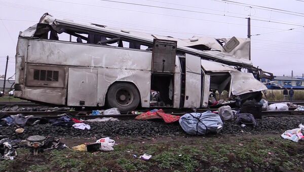 Фрагмент пассажирского автобуса, столкнувшегося c поездом на железнодорожном переезде неподалеку от станции Покровка во Владимирской области - Sputnik Кыргызстан