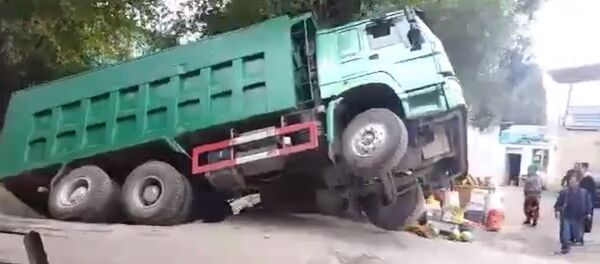 Грузовик проваливается под землю в Баткене — очевидец снял момент на видео - Sputnik Кыргызстан