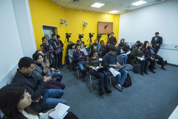 Журналисты на пресс-конференции Какими будут тарифы во время отопительного сезона в Бишкеке в мультимедийном центре Sputnik Кыргызстан - Sputnik Кыргызстан