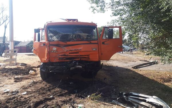Столкнулись внедорожник Land Cruiser и грузовик. - Sputnik Кыргызстан