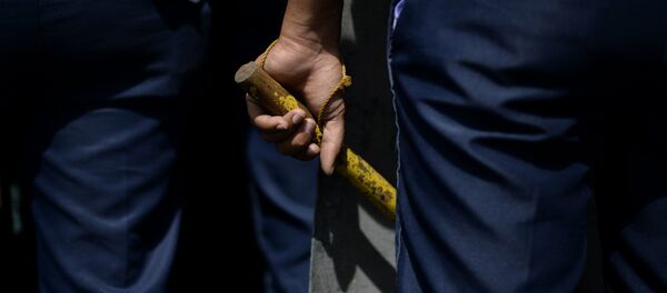 Люди с дубинками. Архивное фото Люди с дубинками. Архивное фото - Sputnik Кыргызстан