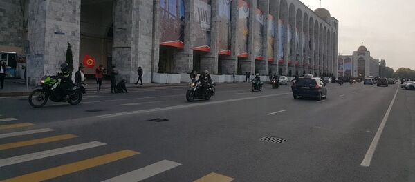 Байкеры гоняли по центру Бишкека в честь закрытия мотосезона — видео - Sputnik Кыргызстан