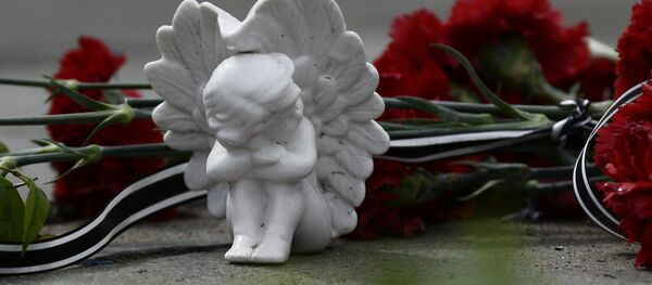 Цветы и фигурка ангела на памятнике. Архивное фото - Sputnik Кыргызстан