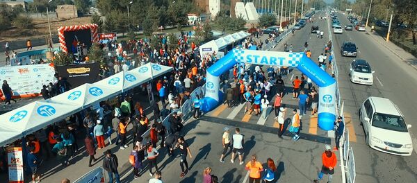 Больше тысячи бегущих людей — видео массового полумарафона под Бишкеком - Sputnik Кыргызстан