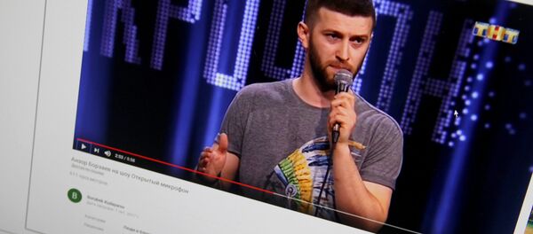 Уроженец Кара-Балты Анзор Борзаев на шоу Открытый микрофон на телеканале ТНТ. Фото с YouTube канала пользователя Borubek Kudayarov - Sputnik Кыргызстан