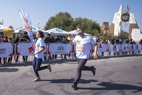 Жарым марафонго Sputnik Кыргызстан агенттигинин кызматкерлерди катышып күлүктүгүн сынашты. Биз Бегимай Бакашова менен Батыр Мамыркуловду көрүп турабыз - Sputnik Кыргызстан