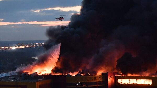 Пожар в торговом центре Синдика в Москве - Sputnik Кыргызстан