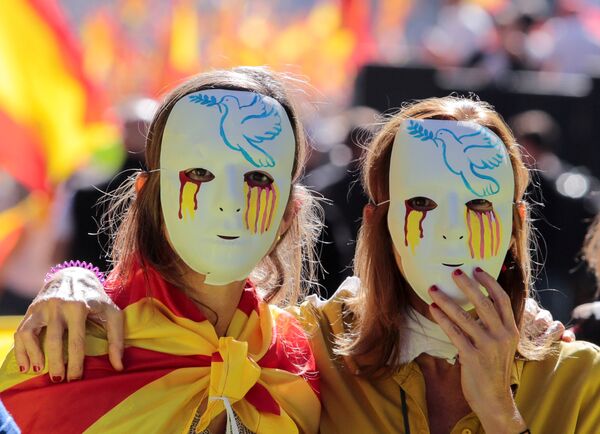 Массовая демонстрация против отделения региона от Испании в Каталонии - Sputnik Кыргызстан