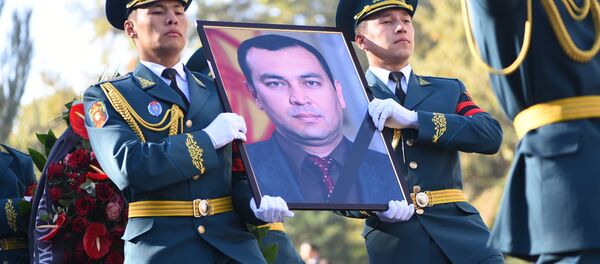Панихида по погибшему в ДТП вице-премьер-министру КР Темиру Джумакадырову Панихида по погибшему в ДТП вице-премьер-министру КР Темиру Джумакадырову - Sputnik Кыргызстан