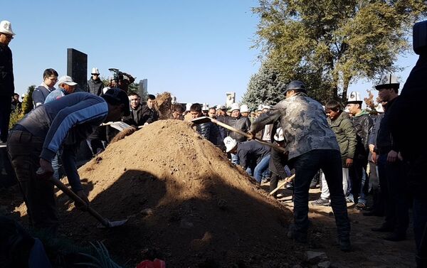 Вице-премьера Темира Джумакадырова похоронили на Ала-Арчинском кладбище - Sputnik Кыргызстан