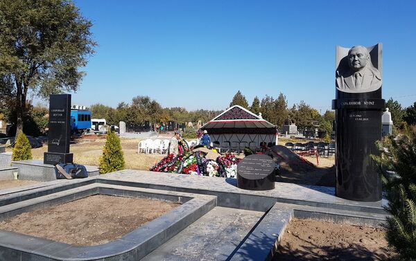 Родственников и близких погибшего вице-премьера на автобусах доставили к кладбищу. - Sputnik Кыргызстан