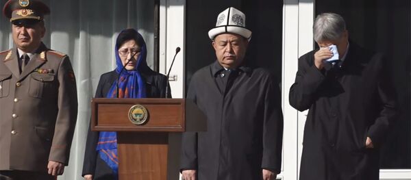 Жумакадыровдун тажиясында Атамбаевдин көзүнө жаш тегеренди. Видео - Sputnik Кыргызстан