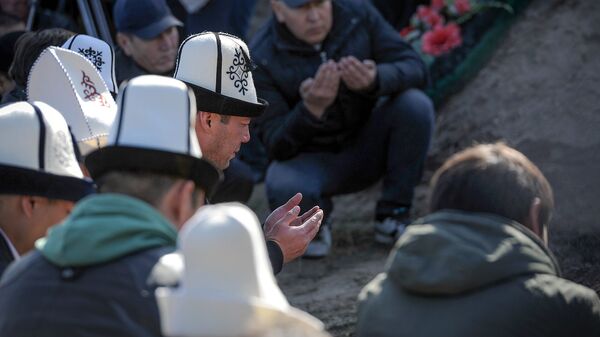 Чтение молитвы на похоронах. Архивное фото - Sputnik Кыргызстан