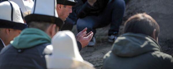 Жаназа окуп жаткан мусулмандар. Архив - Sputnik Кыргызстан