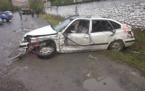 ДТП случилось 8 октября примерно в 14.30 в Кара-Кульджинском районе. Автомобиль Hyundai Avante ехал по сельской дороге и столкнулся с Honda Odyssey, которая от удара врезалась в Mercedes Benz - Sputnik Кыргызстан