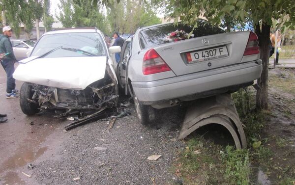Один из водителей погиб, шестеро пострадавших граждан доставлены в областную больницу. - Sputnik Кыргызстан