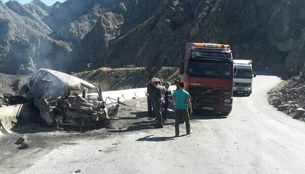 На 424-м километре автодороги Бишкек — Ош столкнулись бензовоз и Honda Fit, погибли пять человек - Sputnik Кыргызстан