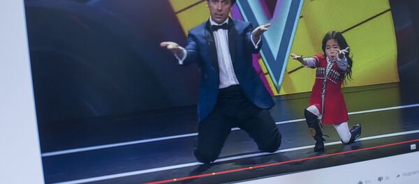 Девочка из Кыргызстана Нурпери Тургуналиева на передаче Лучше всех. Фото с YouTube канала АО Первый Канал - Sputnik Кыргызстан