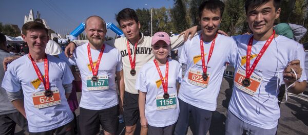 Sputnik Кыргызстан маалымат агенттиги жана радиосунун кызматкерлери жыл сайын өтүүчү Мол булак. Күз деми — 2017 жарым марафонуна катышты - Sputnik Кыргызстан