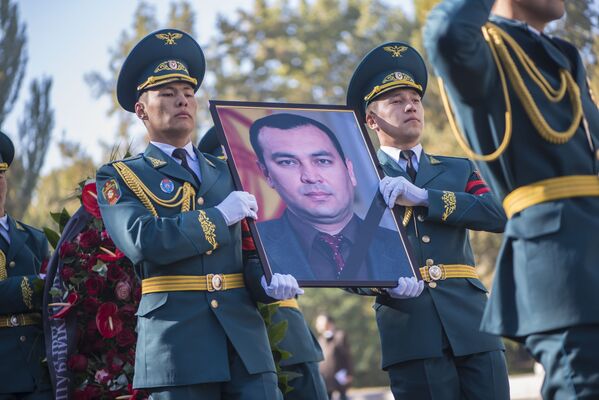 Панихида и похороны Темира Джумакадырова - Sputnik Кыргызстан