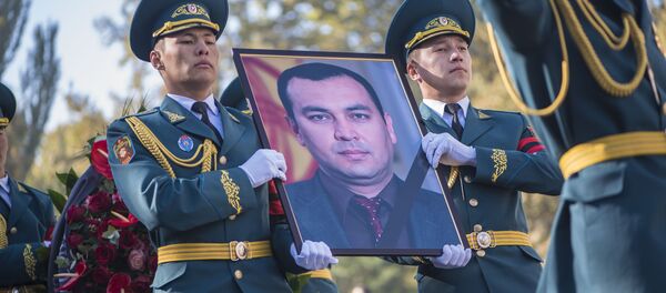 Темир Жумакадыровду акыркы сапарга узатуу зыйнаты. Архив Темир Жумакадыровду акыркы сапарга узатуу зыйнаты. Архив - Sputnik Кыргызстан