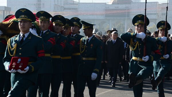 Президент Алмазбек Атамбаев на панихиде по Темиру Джумакадырову. Архивное фото - Sputnik Кыргызстан