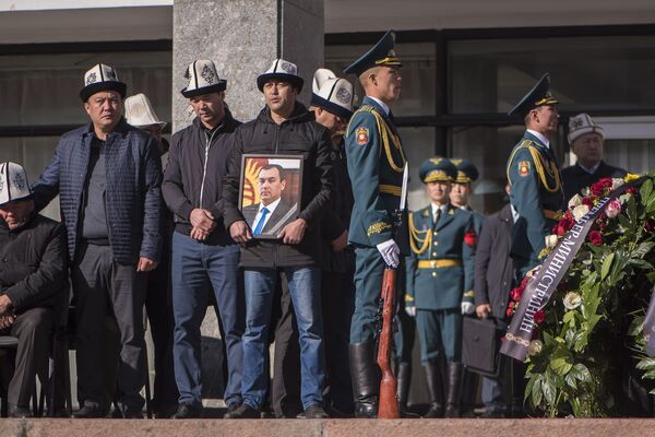 Панихида и похороны Темира Джумакадырова - Sputnik Кыргызстан